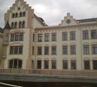 Schöner Bau mit Ausgrabungen