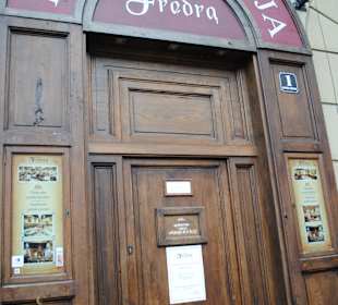 Okazałe wejście do Restauracji