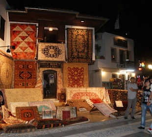 Masa sklepików i straganów na promenadzie przy porcie