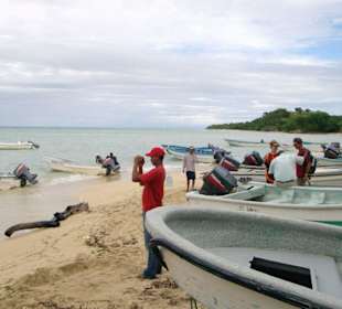 Die Speedboote zur Paradiesinsel