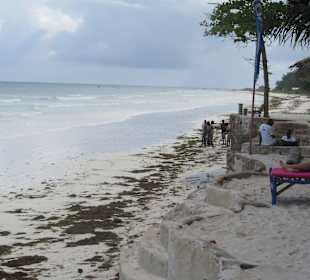 An der Beachbar. Die "Mauer" ist "Grenze"