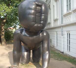 Scultura all'esterno del kampa museum