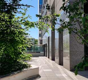 Wir warten auf die Öffnung. 