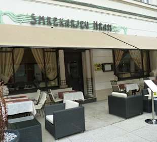 Außenansicht mit Terrasse