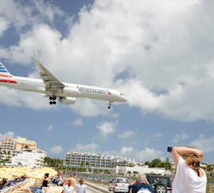 Flugzeug über dem Strand