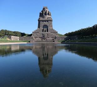 Denkmal und See