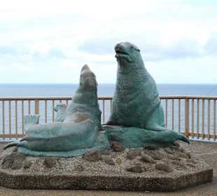 Statue vor der Höhle