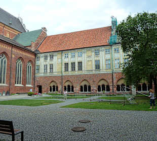 Innenhof und ehemaliges Klostergebäude