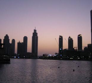 Blick auf die Skyline in der Dämmerung