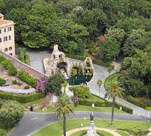 Blick von der Kuppel des Petersdom auf den Garten
