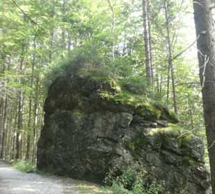 Wanderung zu wilden Bächen und hohen Wasserfällen
