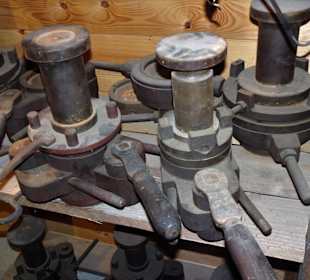 Im Lagerhaus der Glashütte Gernheim