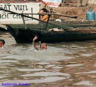 Badende Kinder am Mekong Delta