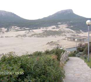 Am leeren Strand von Cala Mesquida