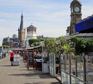 Spaziergang über die Rheinuferpromenade Düsseldorf