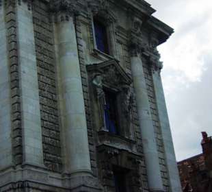 Prächtige Steinsäulen an den Häusern