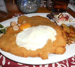 Schnitzel mit Spiegelei und Bratkartoffeln