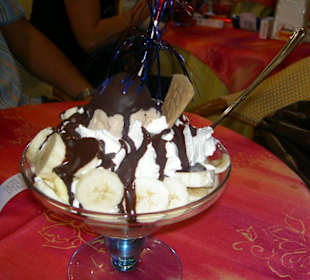 Großer Eisbecher mit Bananen und Schokosauce