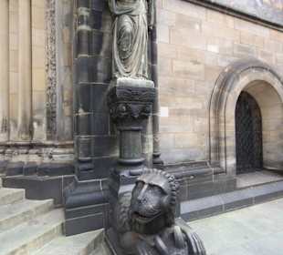 Figuren an den Domtreppen