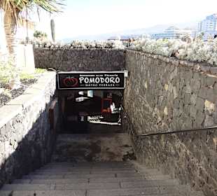 Zugang zum Restaurant im Lavafelsen