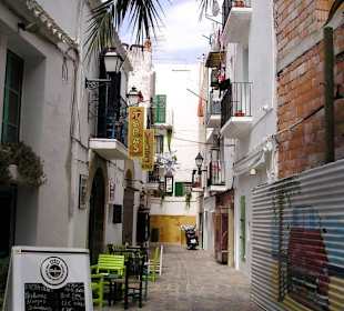 Enge Gasse mit gemütlichen Restaurant