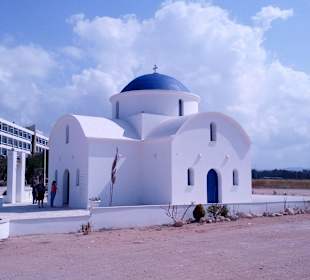 St. Nikolaus-Kirche und Seite des Hotels