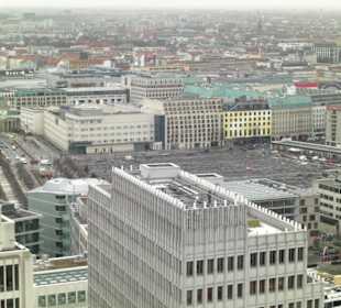 Holocaust Mahnmal (rechts) und Brandenburger Tor