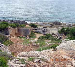 Weg zum Castell an der Steilküste entlang