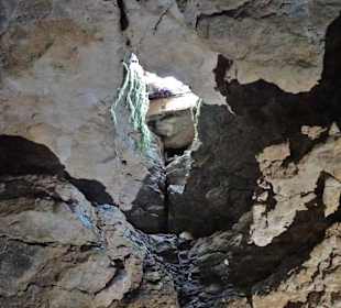 Altes Einstiegsloch der Höhle