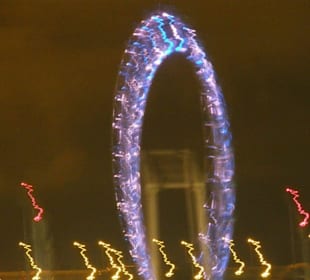 Singapore Flyer bei Nacht