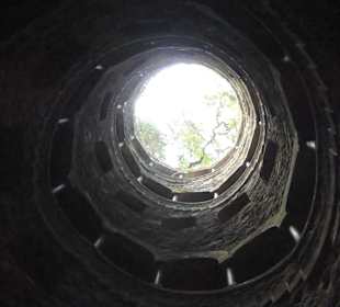 Abgang im Brunnen zu den unterirdischen Gängen