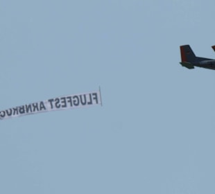 Modellflugzeug mit dem Banner