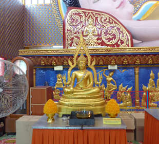 Eine der Statuen vor dem liegenden Buddha