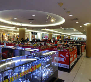 Markenartikel von Uhren und Turnschuhen 