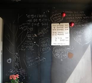 Menu y comentarios de clientes en el muro