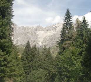 Der Blick von der Strasse auf den Dachstein