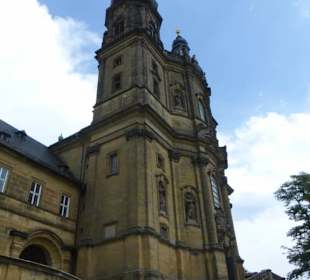 Vor der Klosterkirche von Kloster Banz