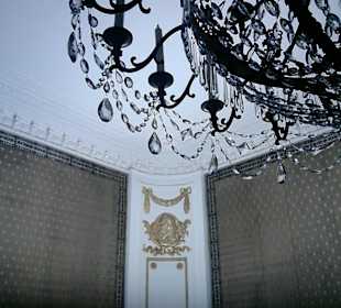 Decke mit Kronleuchter