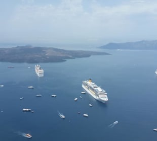 Santorini auf Reede