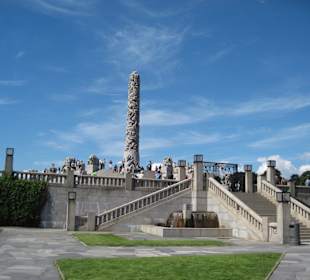 Monolith 17 m hoch mit 121 Figuren