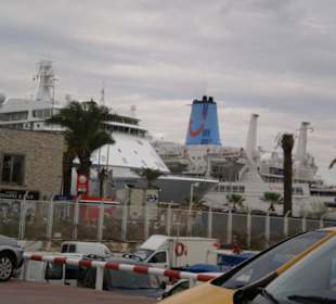 Riesenschiffe am Hafen Kusadasi