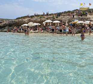 Die vom Comino Hotel & Bungalows ca. 500m entfernte blaue La