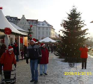 Weihnachtsmarkt neben dem Holstentor