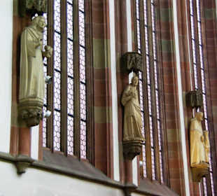 Viele Sandsteinfiguren