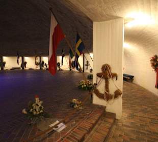  Unterirdische Gedenkhalle