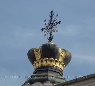 Die Krone mit Kreuz auf dem Turm der Kuppel