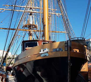 Schiff im Hafen Maó