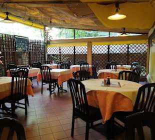 Sitzplätze im Innenhof des Restaurant Drago D´Oro