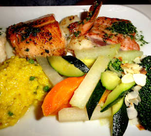 Gemischter Fischteller im Katzen-Café