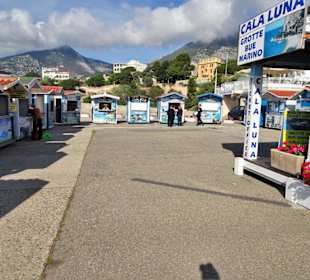 Ticketschalter für die Schiffstour zur Grotte